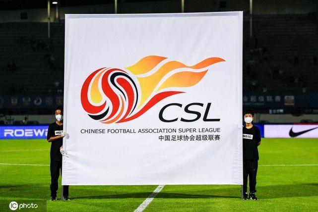 凭借《乌海》的杨华一角，黄轩于日前喜提第45届香港国际电影节火鸟大奖最佳男演员，颁奖词称：他的演出精彩呈现了角色身处危机边缘的痛苦与煎熬，他面对长镜头的挑战，能够全面掌控肢体语言及角色心理变化，表现尤其值得赞赏，他的演绎精准、具说服力，且赏心悦目